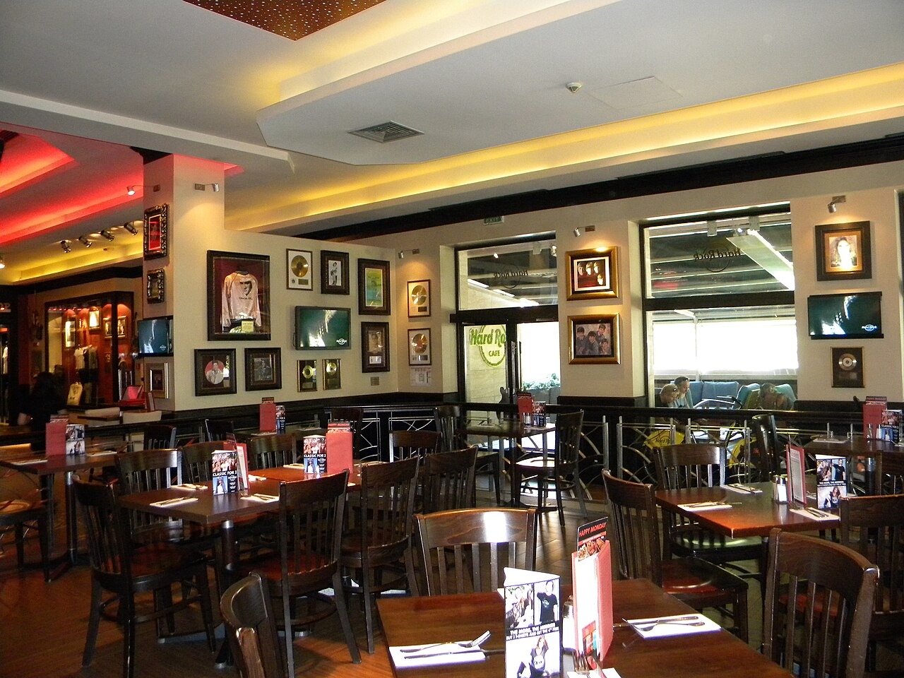 Stylowe wnętrze restauracji Lunarcrestforge
